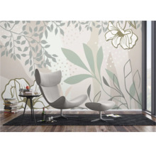 Wohnzimmer mit modernem Sessel und Tapete mit Pflanzenmotiven