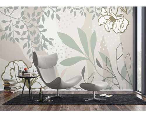 Wohnzimmer mit modernem Sessel und Tapete mit Pflanzenmotiven