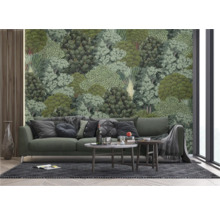 Wohnzimmer mit Waldtapete, Sofa und Teppich für eine natürliche Atmosphäre