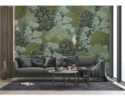 Wohnzimmer mit Waldtapete, Sofa und Teppich für eine natürliche Atmosphäre