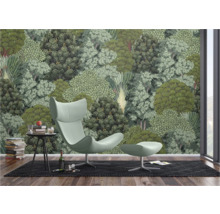 Wohnraum mit Fototapete mit Waldmotiv, Sessel und Beistelltisch
