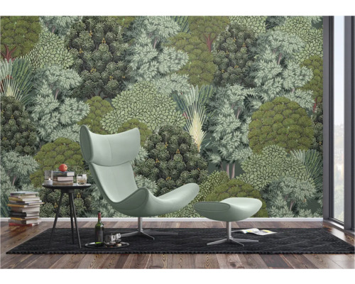 Wohnraum mit Fototapete mit Waldmotiv, Sessel und Beistelltisch