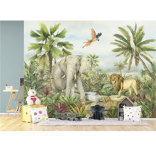 Kinderzimmer mit Dschungeltapete, die einen Elefanten, einen Löwen und andere Tiere zeigt