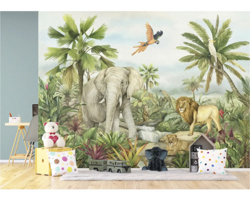Kinderzimmer mit Dschungeltapete, die einen Elefanten, einen Löwen und andere Tiere zeigt
