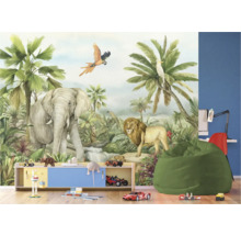 Kinderzimmer mit Dschungel-Fototapete, die einen Elefanten, einen Löwen und verschiedene Vögel zeigt
