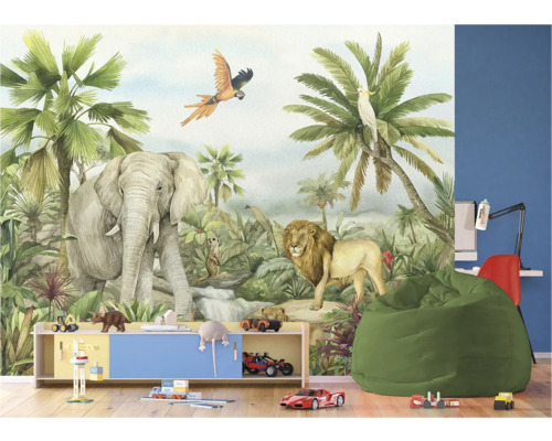 Kinderzimmer mit Dschungel-Fototapete, die einen Elefanten, einen Löwen und verschiedene Vögel zeigt