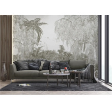 Wohnzimmer mit Sofa, Couchtischen und einer Tapete mit Waldmotiv