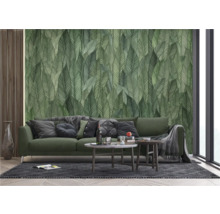 Wohnzimmer mit Sofa und Wandtapete mit Blattmuster