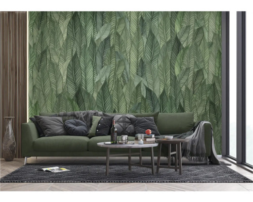 Wohnzimmer mit Sofa und Wandtapete mit Blattmuster
