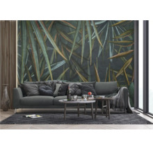 Wohnzimmer mit Sofa, Couchtischen und einer Fototapete mit Pflanzenmotiven für eine stilvolle Raumgestaltung.