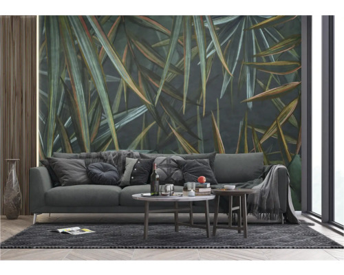 Wohnzimmer mit Sofa, Couchtischen und einer Fototapete mit Pflanzenmotiven für eine stilvolle Raumgestaltung.