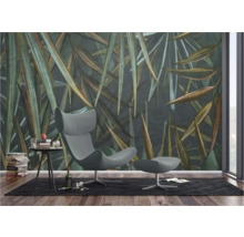 Wohnzimmer mit Sessel, Hocker, Beistelltisch und Fototapete mit Pflanzenmotiven für eine lebendige Atmosphäre