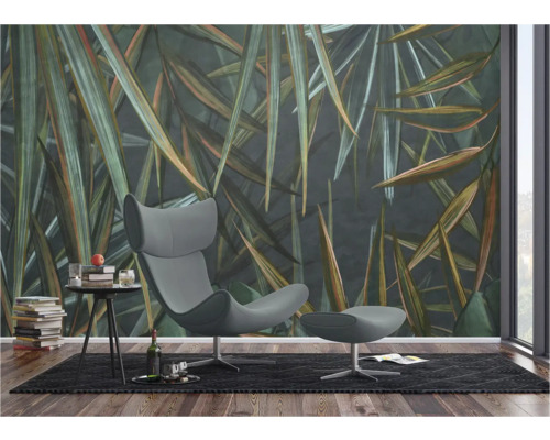 Wohnzimmer mit Sessel, Hocker, Beistelltisch und Fototapete mit Pflanzenmotiven für eine lebendige Atmosphäre