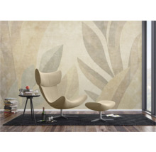 Wohnzimmer mit Designertapete, Sessel und Fußhocker