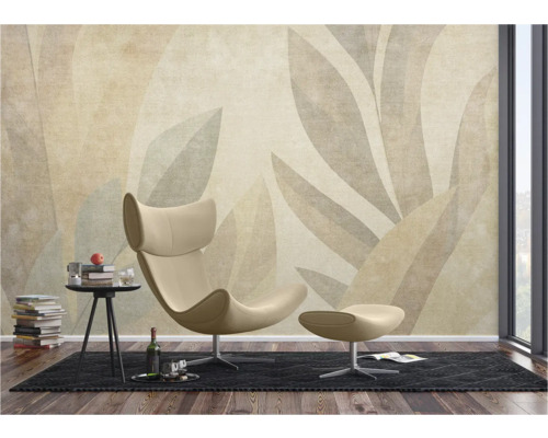 Wohnzimmer mit Designertapete, Sessel und Fußhocker