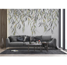 Wohnzimmer mit Sofa und Wandtapete mit Blättermotiv