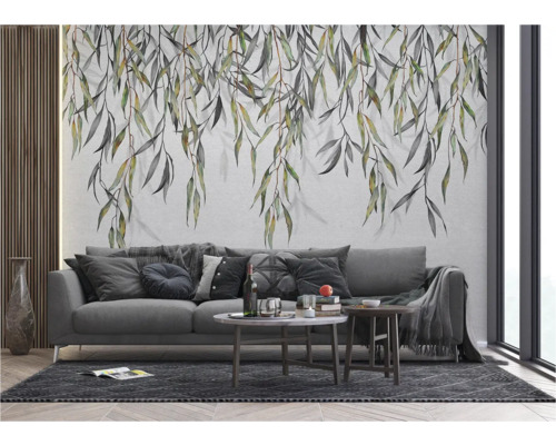 Wohnzimmer mit Sofa und Wandtapete mit Blättermotiv