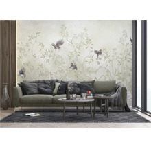 Wohnzimmer mit Sofa, Couchtisch und Tapete mit Vogelmuster