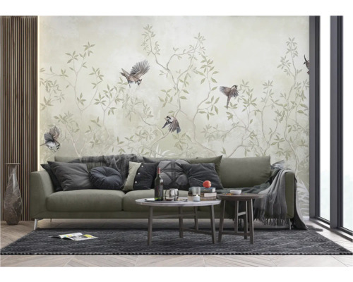 Wohnzimmer mit Sofa, Couchtisch und Tapete mit Vogelmuster