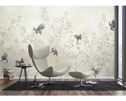 Wohnzimmer mit Fototapete mit Vogelmotiv, Sessel und Beistelltisch