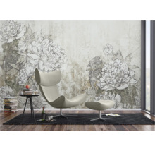Wohnzimmer mit Blumenmustertapete, Sessel und Beistelltisch