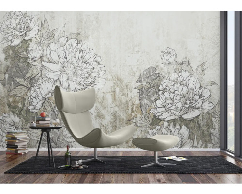 Wohnzimmer mit Blumenmustertapete, Sessel und Beistelltisch