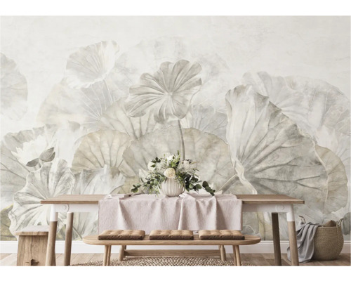 Wandbild mit floralem Lotusblatt-Design hinter Holztisch und Bänken