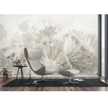 Wohnzimmer mit Fototapete mit floralem Muster, Sessel und Beistelltisch