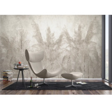 Wohnzimmer mit Tapete im Gräserdesign, Sessel und Beistelltisch
