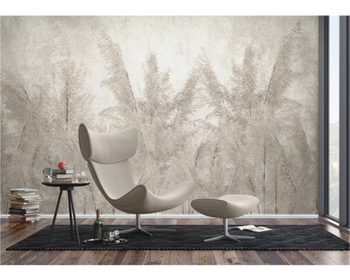 Wohnzimmer mit Tapete im Gräserdesign, Sessel und Beistelltisch