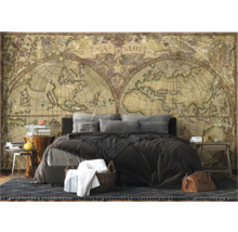 Schlafzimmer mit Wandbild einer Weltkarte und dekorativen Elementen.