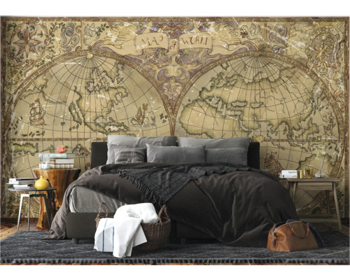 Schlafzimmer mit Wandbild einer Weltkarte und dekorativen Elementen.