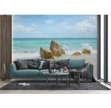 Wohnzimmer mit Sofa und Fototapete mit Strandmotiv