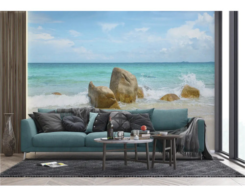 Wohnzimmer mit Sofa und Fototapete mit Strandmotiv