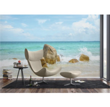 Wohnzimmer mit Fototapete Strandmotiv, Sessel, Hocker und Beistelltisch