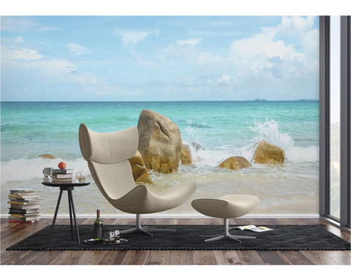 Wohnzimmer mit Fototapete Strandmotiv, Sessel, Hocker und Beistelltisch