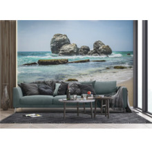 Wohnzimmer mit Fototapete einer Felsenküste am Meer