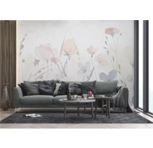 Wohnzimmer mit Sofa, Couchtisch und Blumentapete