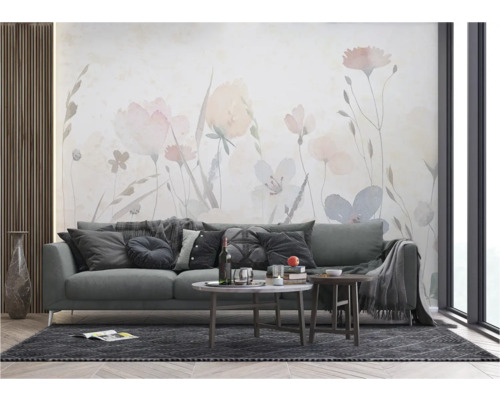 Wohnzimmer mit Sofa, Couchtisch und Blumentapete