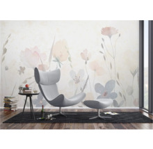 Wohnzimmer mit Blumenmustertapete, Sessel und Beistelltisch