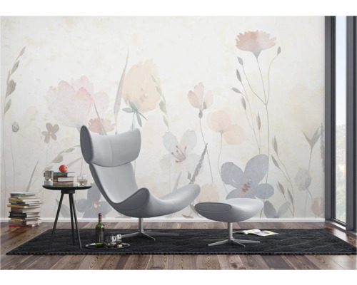Wohnzimmer mit Blumenmustertapete, Sessel und Beistelltisch