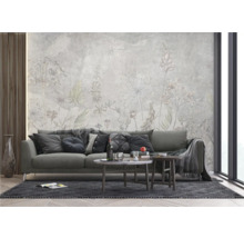 Wohnzimmer mit gemusterter Tapete, Sofa, Couchtisch und Teppich.