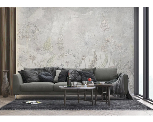 Wohnzimmer mit gemusterter Tapete, Sofa, Couchtisch und Teppich.