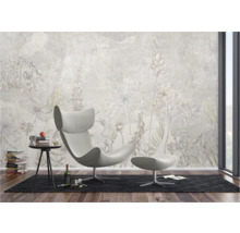 Wohnzimmer mit Sessel, Beistelltisch und Fototapete mit Blumenmuster für eine stilvolle Inneneinrichtung