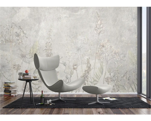 Wohnzimmer mit Sessel, Beistelltisch und Fototapete mit Blumenmuster für eine stilvolle Inneneinrichtung