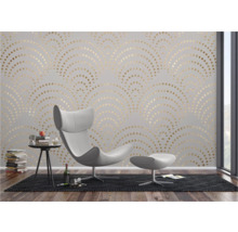 Wohnzimmer mit Sessel und Wand mit Tapete mit goldenem Muster