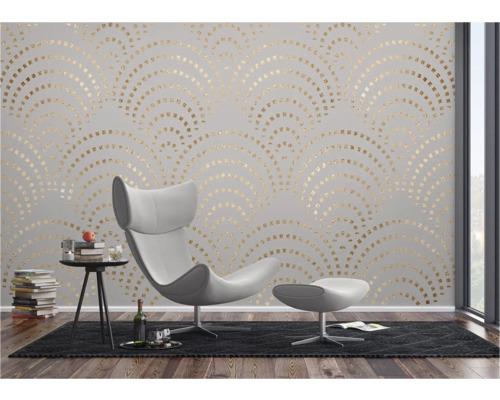 Wohnzimmer mit Sessel und Wand mit Tapete mit goldenem Muster