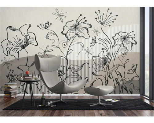 Wohnzimmer mit Fototapete mit Blumenmuster, Sessel und Beistelltisch
