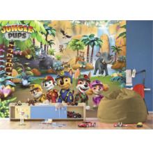 Kinderzimmer mit Dschungel-Wandtapete, die Tiere und Paw Patrol Charaktere zeigt.