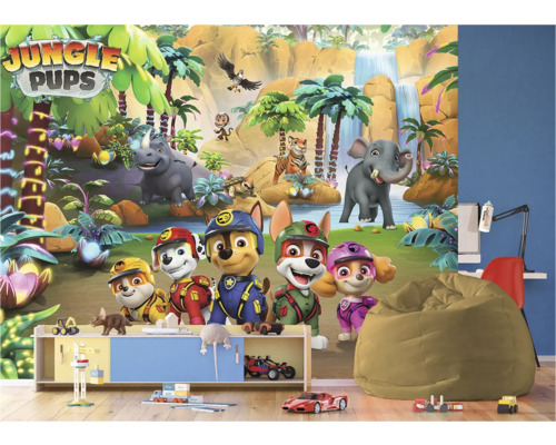Kinderzimmer mit Dschungel-Wandtapete, die Tiere und Paw Patrol Charaktere zeigt.